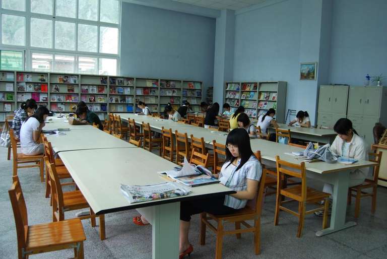 A区图书馆现刊室