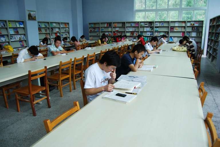 A区图书馆现刊室